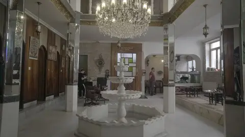 İstanbul’da Ağa Hamamı’nın soyunmalığı: ortada mermer şadırvan, tavanda avize, çevrede ahşap soyunma sekileri