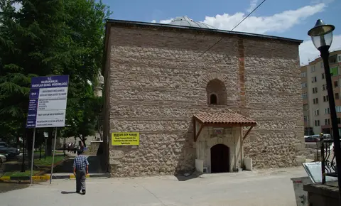 Amasya’da 1436 tarihli Mustafa Bey Hamamı’nın tuğla ve taş cephesi ile kemerli girişi