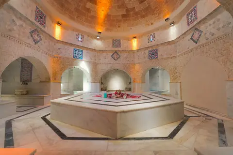 Avanos’taki Alaaddin Hamamı’nın sıcaklık bölümü: ortada sekizgen mermer göbek taşı, çevrede kemerli halvet girişleri