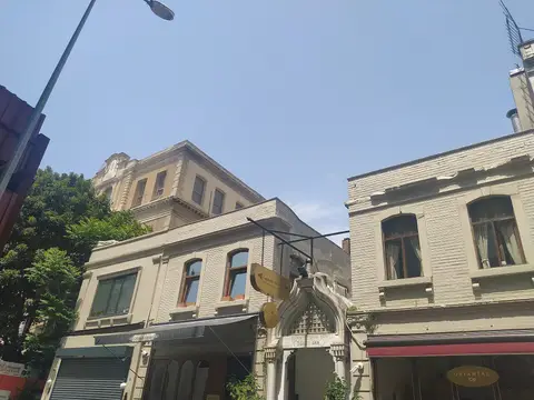 Cağaloğlu Hamamı’nın ahşap saçaklı, kemerli giriş kapısı ve asma tabelaları