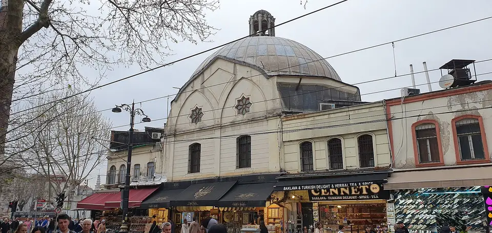 Çemberlitaş Hamamı’nın aydınlık fenerli büyük kubbesi ve sokak cephesindeki dükkânlar
