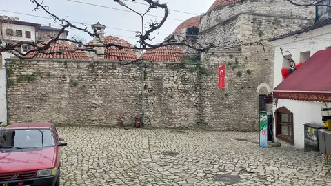 Cinci Hamamı’nın kesme taş duvarı ve arkasında kiremit kubbeler