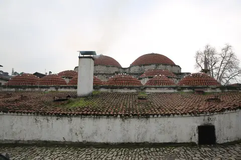 Cinci Hamamı’nın büyük soyunmalık kubbesi, arkada cami minaresi