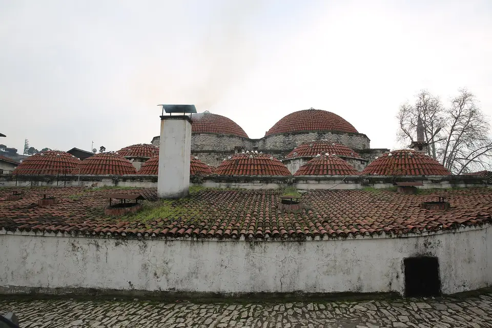 Cinci Hamamı’nın büyük soyunmalık kubbesi, arkada cami minaresi