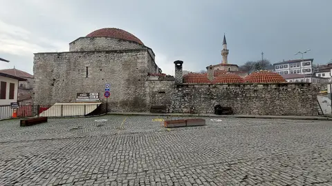 Safranbolu çarşısında Cinci Hamamı’nın kubbeleri ve önündeki yol
