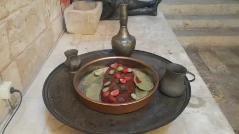 Damat hamamı geleneğini anlatan sergide bakır sini üzerinde yemek tabağı, ibrik ve maşrapalar