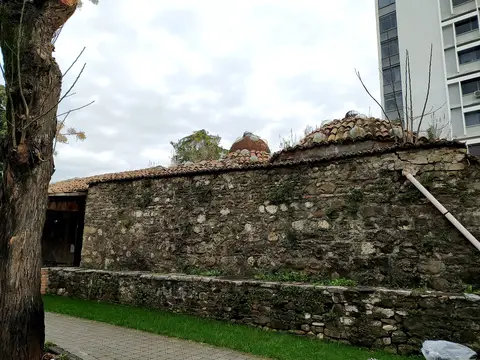Arnavutluk’ta Elbasan’daki eski Osmanlı hamamının moloz taş duvarları ve kubbesi