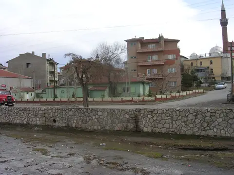 Emirdağ’da Çaydere kıyısındaki eski hamamın kubbeleri