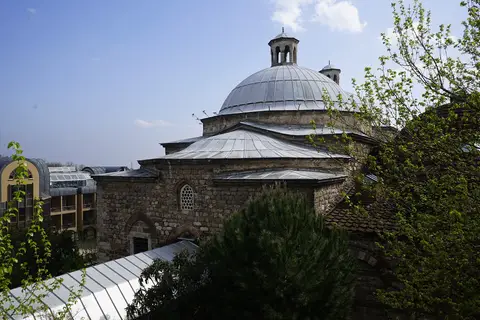 Eski Kaplıca’nın fenerli kurşun kubbesi ve taş gövdesi, batıdan