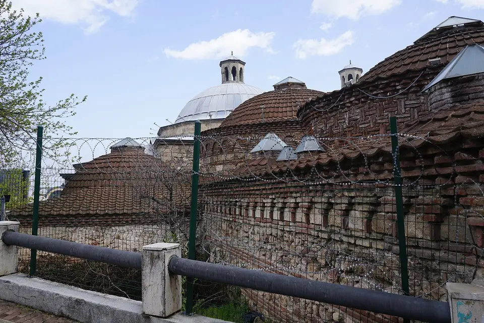 Eski Kaplıca’nın taş-tuğla almaşık duvarları ve kiremit kubbeleri
