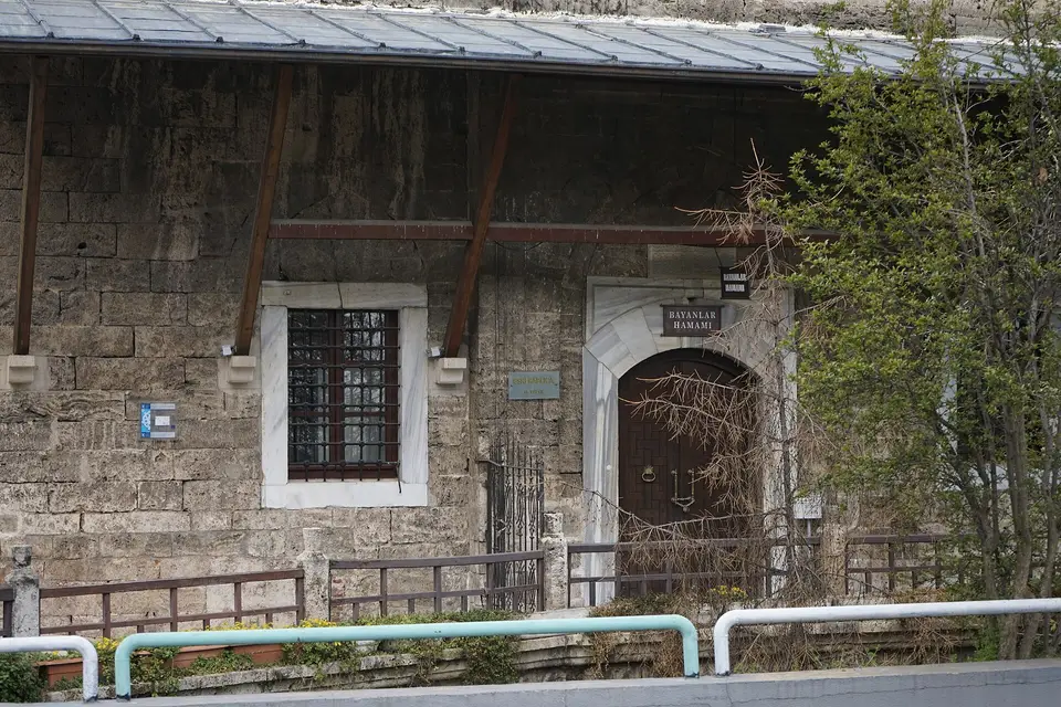 Bursa Eski Kaplıca’nın kesme taş cephesi ve sivri kemerli giriş kapısı