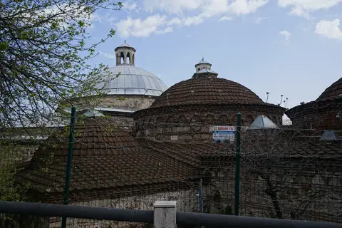 Bursa Çekirge’de Eski Kaplıca’nın kiremit ve kurşun kaplı kubbeleri, tepelerinde fener