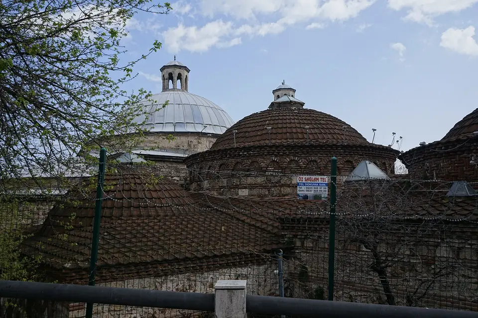 Bursa Çekirge’de Eski Kaplıca’nın kiremit ve kurşun kaplı kubbeleri, tepelerinde fener