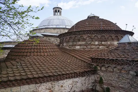 Eski Kaplıca’nın kiremit kaplı sıcaklık kubbeleri ve tepe fenerleri, yakından