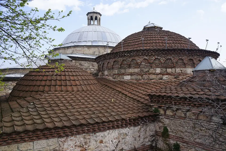 Eski Kaplıca’nın kiremit kaplı sıcaklık kubbeleri ve tepe fenerleri, yakından