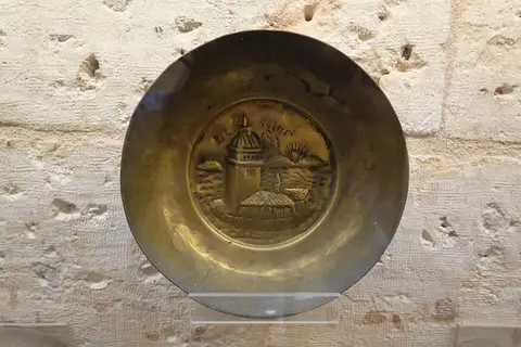 Gaziantep Hamam Müzesi’nde sergilenen, içi kubbe motifli kabartmalı pirinç hamam tası