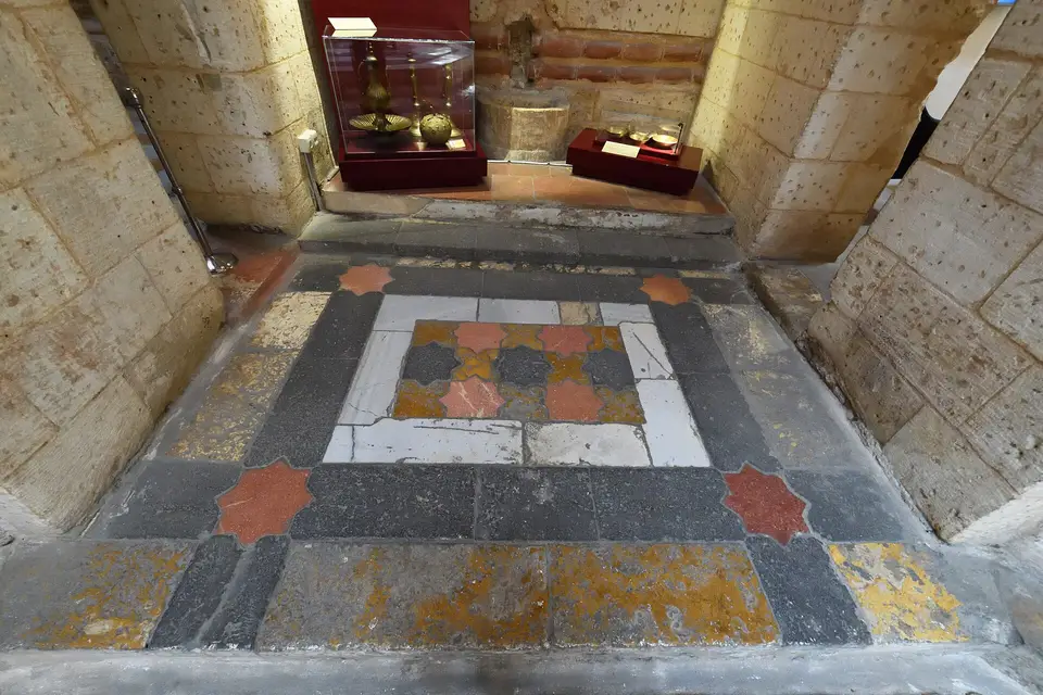 Gaziantep Hamam Müzesi’nde renkli taş kakmalı mermer döşeme ve vitrin nişi