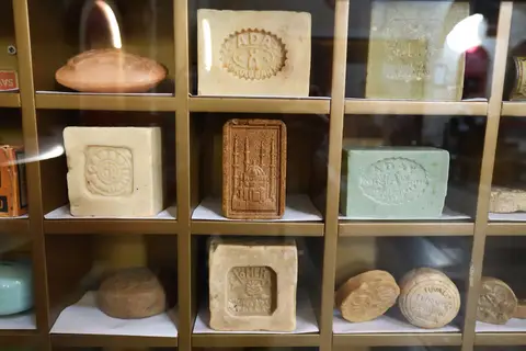 Gaziantep Hamam Müzesi’nde raflarda dizili damgalı sabun kalıpları ve eski sabunlar