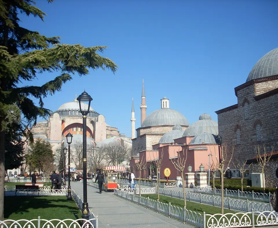 Sultanahmet Meydanı’ndan Haseki Hürrem Sultan Hamamı’nın kubbeleri ve arkada Ayasofya