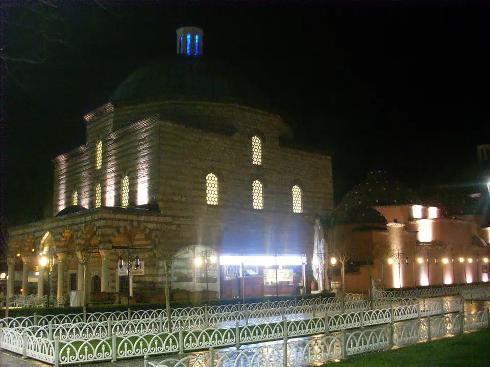 Gece ışıklandırılmış Haseki Hürrem Sultan Hamamı’nın kubbeleri ve cephesi