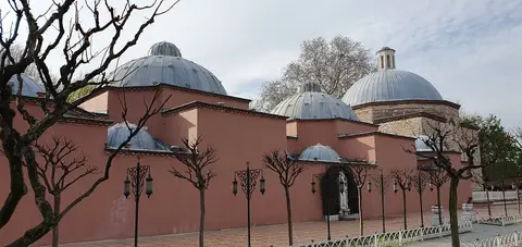 Ayasofya karşısındaki Haseki Hürrem Sultan Hamamı’nın kiremit renkli cephesi ve sıra sıra kurşun kubbeleri