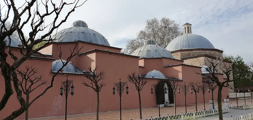 Ayasofya karşısındaki Haseki Hürrem Sultan Hamamı’nın kiremit renkli cephesi ve sıra sıra kurşun kubbeleri