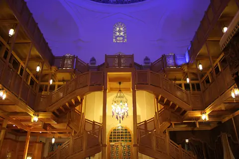 Haseki Hürrem Sultan Hamamı’nın restorasyon sonrası soyunmalığı: ahşap galeriler, fener ve avize
