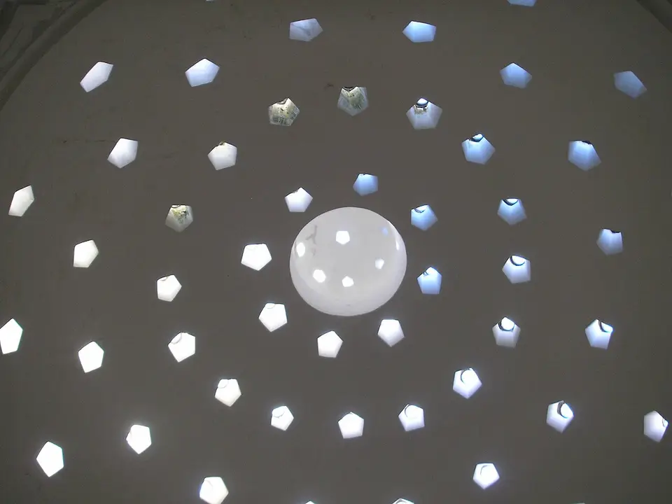 Haseki Hürrem Sultan Hamamı’nın kubbesinde yıldız biçimli cam filgözleri ve ortadaki aydınlık fener