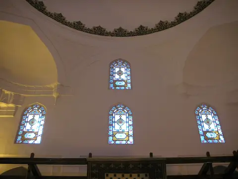 Haseki Hürrem Sultan Hamamı’nda kubbe eteği, kalem işi bordür ve renkli camlı kemerli pencereler