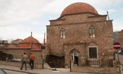 İznik II. Murad Hamamı’nın sokak cephesi, kemerli giriş ve kiremit kubbeler