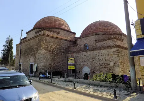 İznik’te II. Murad Hamamı’nın kiremit kaplı iki kubbesi ve taş-tuğla duvarları