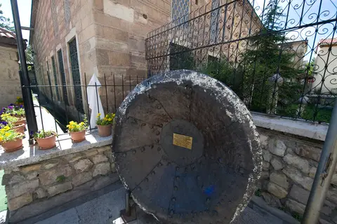Kastamonu’da müze bahçesinde sergilenen büyük, yuvarlak bakır hamam kazanı