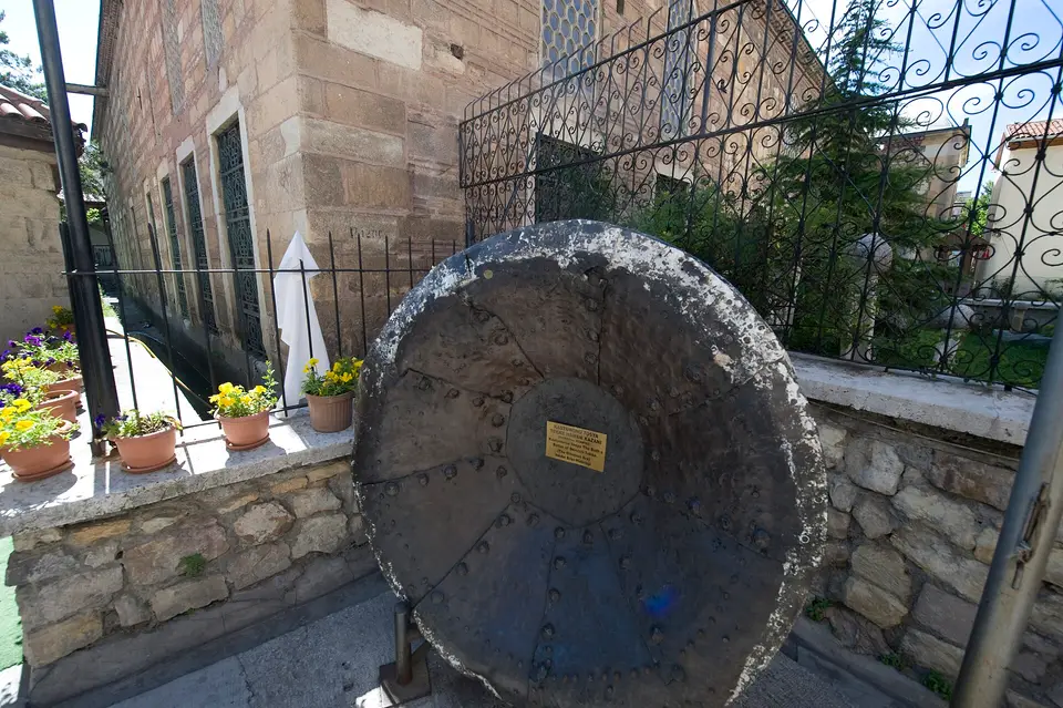 Kastamonu’da müze bahçesinde sergilenen büyük, yuvarlak bakır hamam kazanı