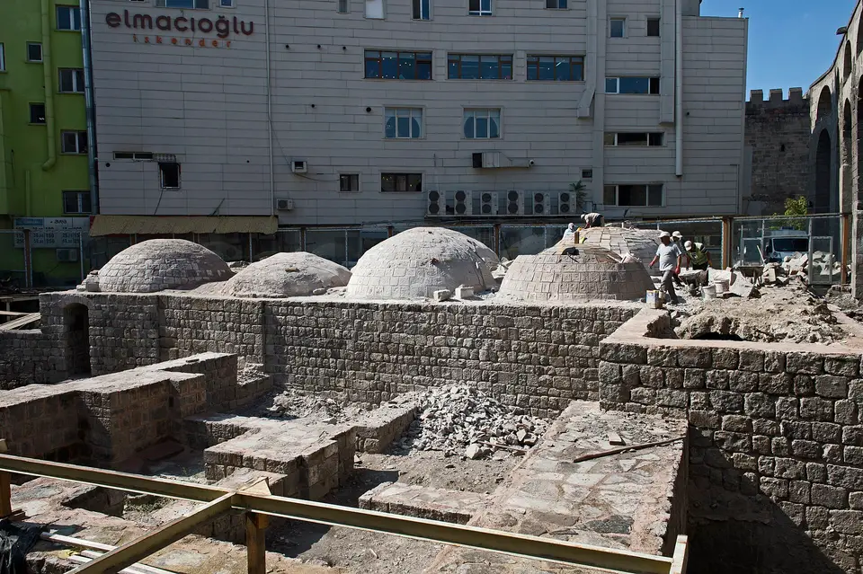 Kayseri’de sur yanındaki hamamın restorasyon kazısında görünen kubbeleri ve duvar temelleri