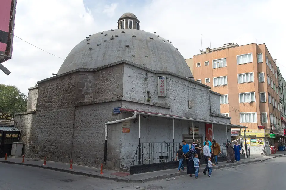 Kayseri’de 1542 tarihli Kadı Hamamı’nın kubbesi ve cephesi, önünde yürüyen insanlar