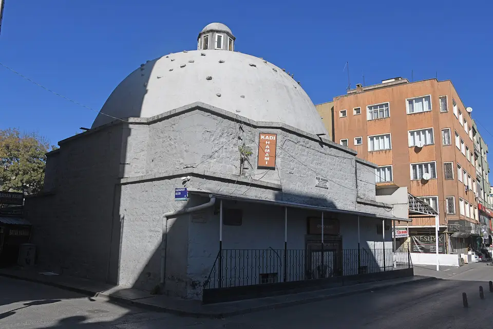 Kayseri’de 1542 tarihli Kadı Hamamı’nın gri sıvalı büyük kubbesi ve tepe feneri