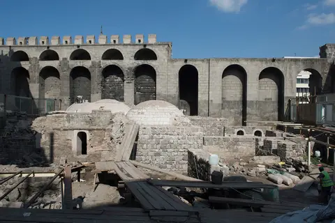Kayseri surlarının dibinde restorasyon sırasında açığa çıkan hamamın alçak kubbeleri