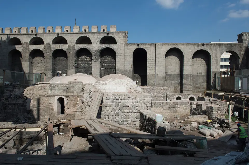 Kayseri surlarının dibinde restorasyon sırasında açığa çıkan hamamın alçak kubbeleri