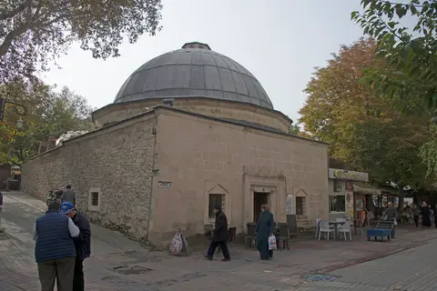 Kütahya kent merkezinde Küçük Hamam’ın kurşun kaplı kubbesi ve kesme taş cephesi