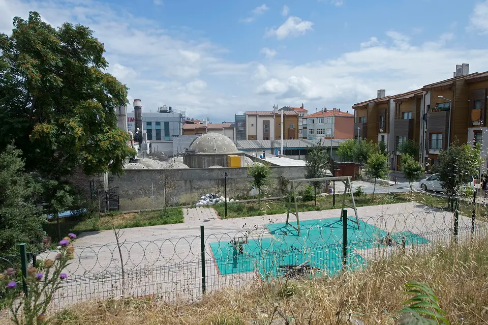 Mihrimah Sultan Camii bahçesinden hamamın alçak kubbeleri