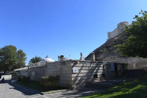 Gaziantep’te Naib Hamamı’nın alçak kubbeleri ve arkada Gaziantep Kalesi