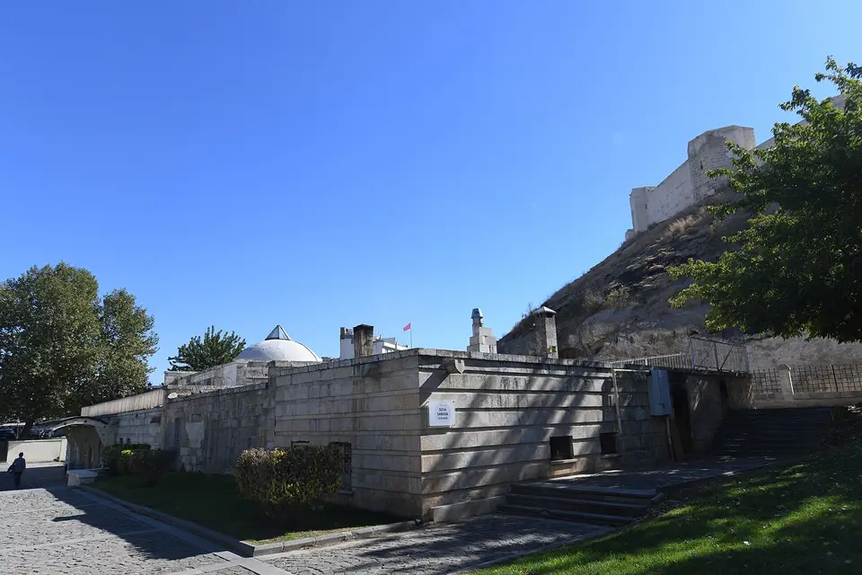 Gaziantep’te Naib Hamamı’nın alçak kubbeleri ve arkada Gaziantep Kalesi