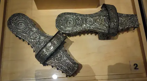 On dokuzuncu yüzyıldan Osmanlı hamam nalınları: gümüş işlemeli, yüksek ökçeli ahşap takunyalar