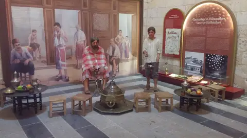 Paşa Hamamı’nda hamam geleneğini canlandıran sergi: alçak tabureler, bakır ibrik ve peştemale sarınmış mankenler