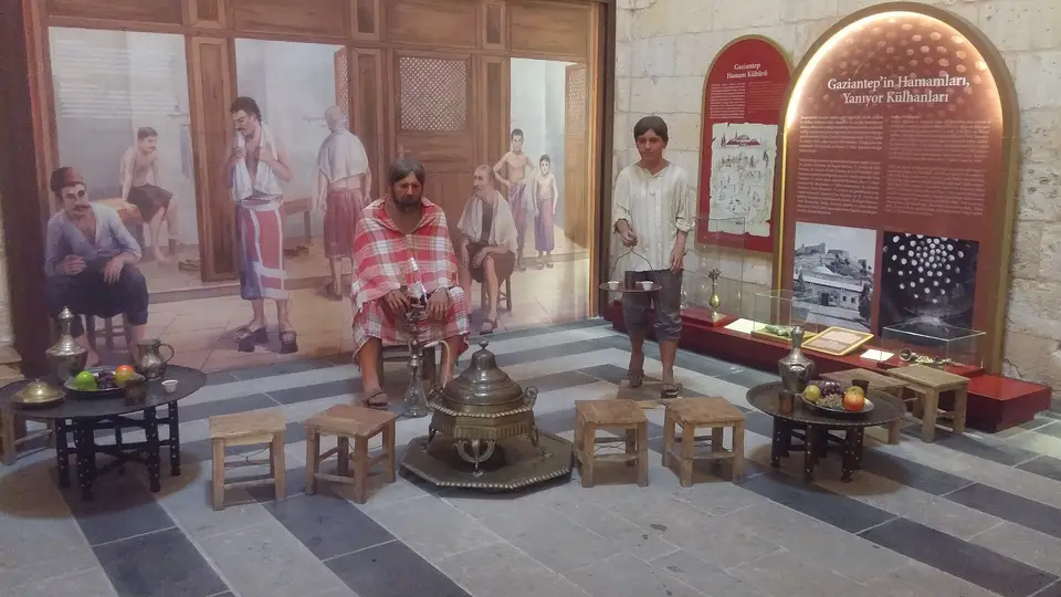 Paşa Hamamı’nda hamam geleneğini canlandıran sergi: alçak tabureler, bakır ibrik ve peştemale sarınmış mankenler