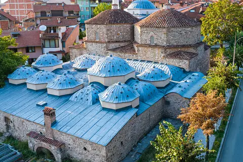 Prizren’deki Gazi Mehmed Paşa Hamamı’nın kurşun kaplı küçük ve büyük kubbeleri, yukarıdan
