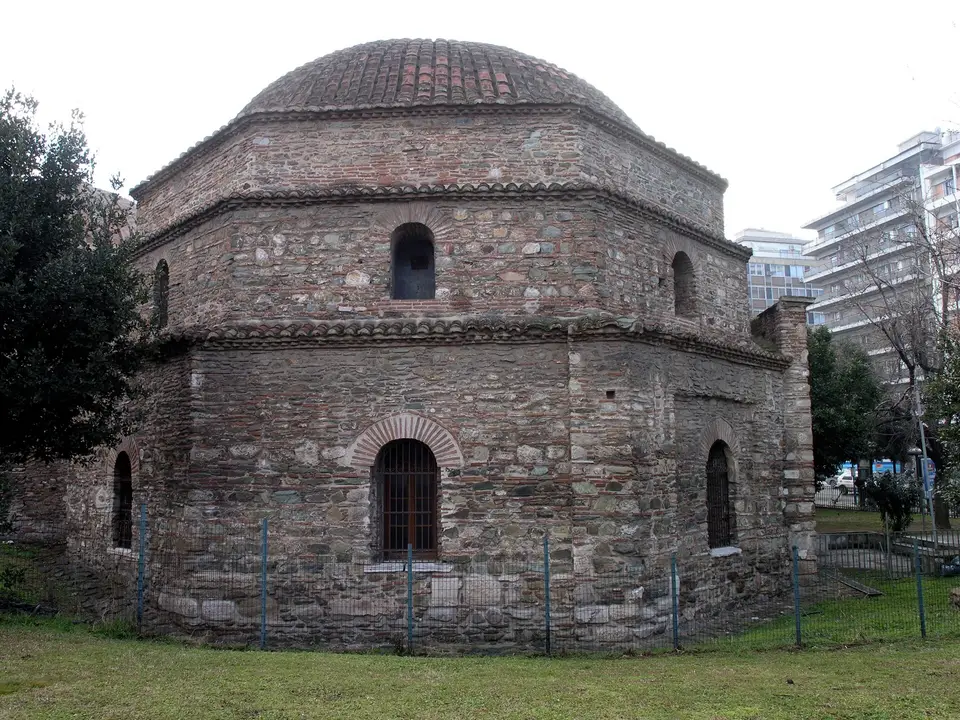 Selanik’teki Bey Hamamı’nın taş-tuğla almaşık örgülü, kubbeli erkekler bölümü