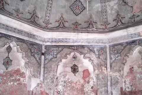 Selanik Bey Hamamı’nın iç duvarlarında kemerli nişler ve solmuş kalem işi süslemeler