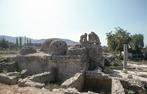 İsa Bey Hamamı’nın açığa çıkmış sıcaklık bölümü ve kubbe kalıntıları, 1992