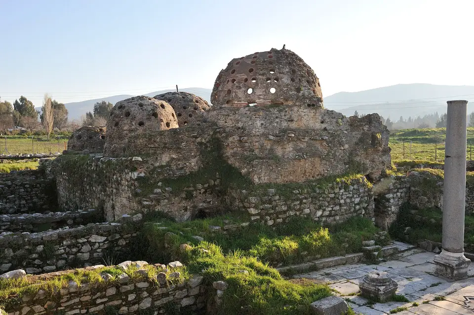 Selçuk’ta İsa Bey Hamamı’nın ışık delikli yıkık kubbeleri ve moloz taş duvarları